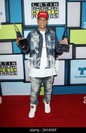 Daddy Yankee displays his award backstage at the Premio Lo Nuestro 2005  award show at the American Airlinres Arena, in Miami, Florida, on February  24, 2005 Stock Photo - Alamy