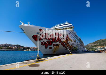 The Norwegian Gem Cruise ship anchored at Dubrovnik, Croatia harbour. Norwegian Gem is a Jewel-class cruise ship of Norwegian Cruise Line (NCL). She i Stock Photo