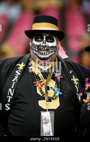 New Orleans Saints fans celebrate as a Carolina Panthers fan gives a thumbs  down sign during an NFL football game, Sunday, Sep. 25, 2022, in Charlotte,  N.C. (AP Photo/Brian Westerholt Stock Photo 