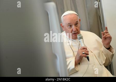 Juba, South Sudan. 05th Feb, 2023. South Sudan, Juba, 2023/2/5.Pope Francis reacts as he addresses the media while aboard the plane from Juba to Rome returning from he Pope's visit to Democratic Republic of Congo and South Sudan Photograph by Vatican Media/Catholic Press Photo . RESTRICTED TO EDITORIAL USE - NO MARKETING - NO ADVERTISING CAMPAIGNS Credit: Independent Photo Agency/Alamy Live News Stock Photo