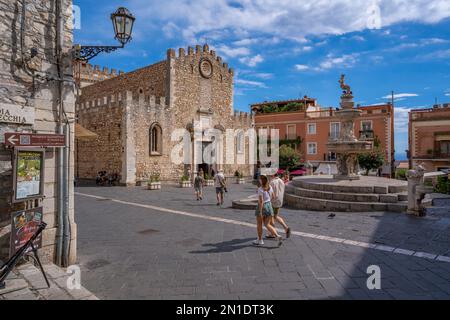 View of Duomo di Taormina and fountain in Piazza del Duomo in Taormina, Taormina, Sicily, Italy, Mediterranean, Europe Stock Photo