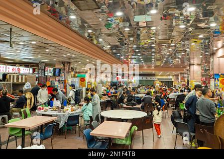 Hong Kong - Traditional cooked food court market in Tin Hau Stock Photo