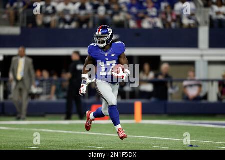 New York Giants wide receiver Dwayne Harris (17) runs back a kick