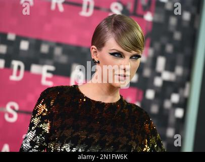 FILE - Taylor Swift poses backstage at the MTV Video Music Awards, in a  Sunday, Aug. 25, 2013 file photo at the Barclays Center in the Brooklyn  borough of New York. A