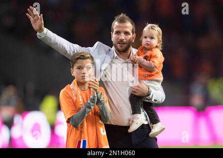 ARCHIVE PHOTO: Rafael van der VAART turns 40 on February 11, 2023, Rafael VAN DER VAART waves with daughter Jesslynn (right) and son Damian. Rafael VAN DER VAART was said goodbye after the game and was named a 'Bondsridder' (joint knight) with one of the association's highest awards, farewell, farewell, full figure, honour, half figure, half figure, soccer country game, Nations League, Netherlands (NED )- Germany (GER) 3: 0, on October 13th, 2018 in the Johan Cruyff Arena in Amsterdam / Netherlands. Â Stock Photo