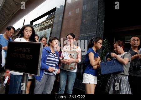 Chinese customers walk past the Louis Vuitton Paris Montaigne Store after  shopping in Paris, France, 2 July 2018. Chinese tourists visiting Paris wi  Stock Photo - Alamy