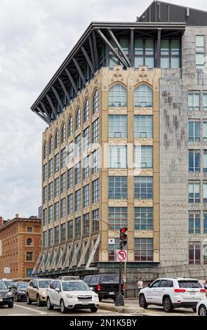 Boston Back Bay: 360 Newbury Street, built as offices in 1919, was renovated and expanded in 1986 and 2004; it now has six floors of apartments. Stock Photo