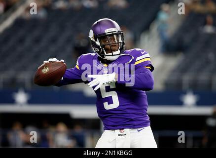 Minnesota Vikings' Teddy Bridgewater warms up before an NFL football game  against the Green Bay Packers Sunday, Jan. 3, 2016, in Green Bay, Wis. (AP  Photo/Matt Ludtke Stock Photo - Alamy