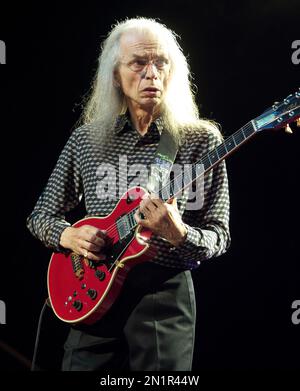イエス YES スティーヴ・ハウ Steve Howe 2013 ギターピック 1200px-Steve_Howe_2015.jpg