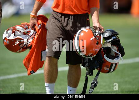 A Cleveland Browns equipment assistant carries helmets and gear after  practice at NFL football training camp, Tuesday, Aug. 4, 2015, in Berea,  Ohio. (AP Photo/David Richard Stock Photo - Alamy