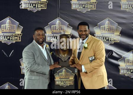 Former NFL player Jerome Bettis poses with a bust of himself during an  induction ceremony at the Pro Football Hall of Fame, Saturday, Aug. 8, 2015  in Canton, Ohio. (AP Photo/Don Wright