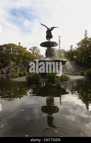 NEW YORK, USA - OCTOBER 13, 2022: lake and fountain with sculpture in Central Park Stock Photo