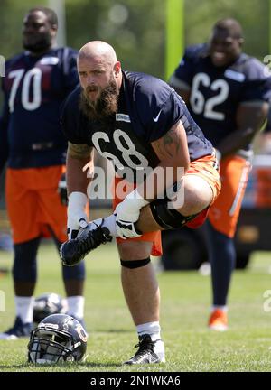 Chicago Bears guard Matt Slauson (68), center, works with defensive tackle  Jeremiah Ratliff (90), left, and defensive end Jared Allen (69) during NFL  football training camp at Olivet Nazarene University, Wednesday, July