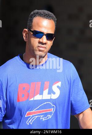 OJ poses for photos with fans in a Buffalo Bills jersey