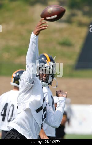 Pittsburgh Steelers quarterback Tyler Murphy (16) practices during NFL  football training camp in Latrobe, Pa. on Thursday, July 30, 2015 . (AP  Photo/Keith Srakocic Stock Photo - Alamy