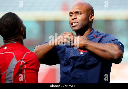 July 9th, 2007 - San Francisco, CA, USA - Minnesota Twins Torii Hunter and  San Francisco Giants Barry Bonds laugh it up during batting practice for  the 2007 All-Star Game at AT&T