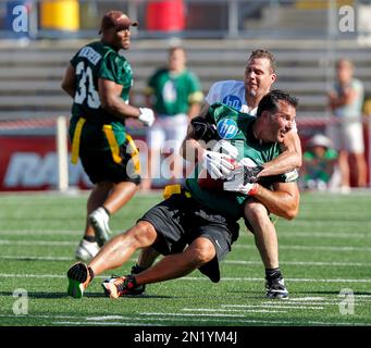 Green Bay Packers' Mark Chmura reaches for a touchdown pass