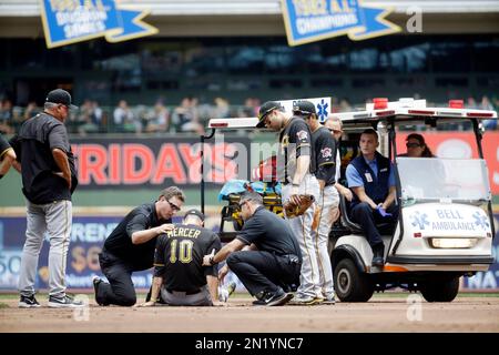 Jordy Mercer of Pittsburgh Pirates carted off after collision with Carlos  Gomez of Milwaukee Brewers - ESPN