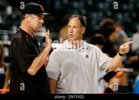 Arizona Diamondbacks Luis Gonzalez waves to some Colorado Rockies warming  up prior to start of four-game series at Coors Field in Denver August 14,  2006. (UPI Photo/Gary C. Caskey Stock Photo 