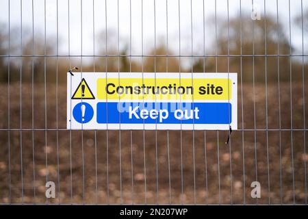 Construction site keep out sign on wire fence Stock Photo