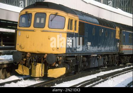 Ready to plough through the snow! True blue and immaculate Class 33 'Crompton' 33019 seen at London Waterloo on 1V11 the 11.10 Waterloo-Exeter service - taken 11th Feb 1991. Stock Photo