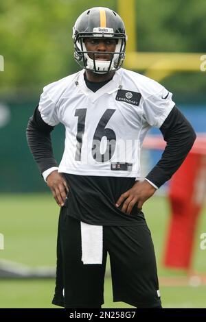 Pittsburgh Steelers quarterback Tyler Murphy (16) practices during NFL  football training camp in Latrobe, Pa. on Thursday, July 30, 2015 . (AP  Photo/Keith Srakocic Stock Photo - Alamy