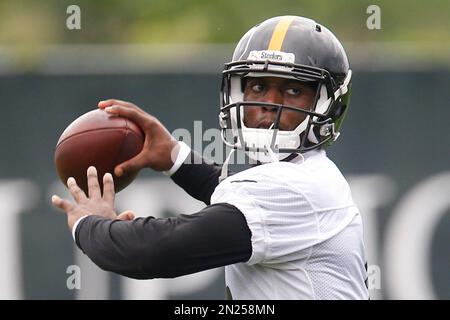 Pittsburgh Steelers quarterback Tyler Murphy (16) practices during NFL  football training camp in Latrobe, Pa. on Thursday, July 30, 2015 . (AP  Photo/Keith Srakocic Stock Photo - Alamy