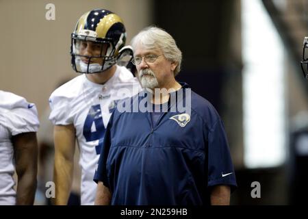 KRT SPORTS STORY SLUGGED: SUPERBOWL KRT PHOTOGRAPH BY BOB  BREIDENBACH/PROVIDENCE JOURNAL (February 3) NEW ORLEANS, LA - New England  assistant coach Dante Scarnecchia, left, celebrates with tight end Rod  Rutledge (83) after