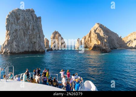 The El Arco Arch at the Land's End rock formations on the Baja Peninsula, at Cabo San Lucas, Mexico. Stock Photo