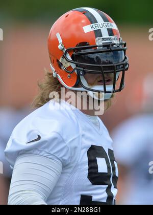 Cleveland Browns outside linebacker Paul Kruger rushes the passer during an  NFL football game against the Pittsburgh Steelers Sunday, Oct. 12, 2014, in  Cleveland. Cleveland won 31-10. (AP Photo/David Richard Stock Photo - Alamy