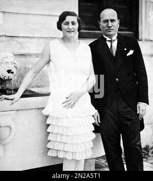 1928 ca ,  ROME , ITALY :  EDDA MUSSOLINI ( 1910 - 1995 ) with father italian Fascist Duce dictator Benito MUSSOLINI ( 1883 - 1945 ) at Villa Torlonia . The day 24 april 1930 Edda married the count Galeazzo CIANO ( 1903 - 1944 ) . Unknown photographer. - HISTORY - FOTO STORICHE - PORTRAIT - RITRATTO - CONTESSA - Countess - nobili - nobile - nobiltà italiana - italian nobility - portrait - ritratto - FASCISTA - FASCIST - FASCISMO - FASCISM - abito vestito bianco - white dress - ROMA - ITALIA  - padre e figlia - father and daughter ---  Archivio GBB Stock Photo