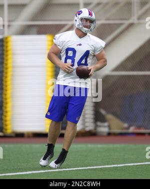 Buffalo Bills tight end Dalton Kincaid (86) throws the ball during the NFL  football team's rookie minicamp in Orchard Park, N.Y., Friday May 12, 2023.  (AP Photo/Jeffrey T. Barnes Stock Photo - Alamy