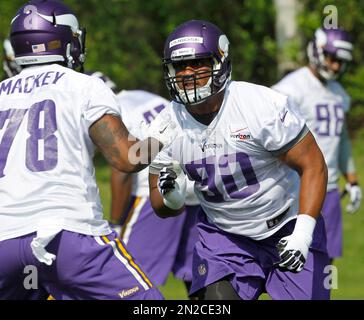 Minnesota Vikings defensive end Jared Allen (69) and Vikings rookie  offensive tackle Matt Kalil (75) shown during NFL football training camp,  Saturday, July 28, 2012, in Mankato, Minn. (AP Photo/Genevieve Ross Stock  Photo - Alamy