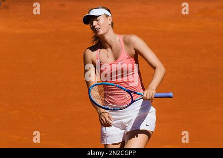 Justine Henin-Hardenne of Belgium(L) defeated Maria Sharpova of Russia(R)  7-5, 6-2 in the finals of the Dubai Tennis Championships in Dubai, United  Arab Emirates on February 25, 2006. Justine won US$ 159,000.00