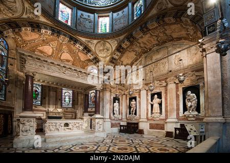 Interior view of richly decorated aisle with marble statues in Genoa Cathedral, Genoa, Liguria, Italy Stock Photo