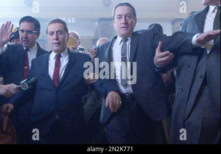 THE IRISHMAN 2019 Netflix film with Robert De Niro at right nxt to Al Pacino Stock Photo