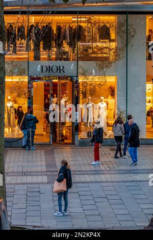 Paris, Francia, dentro de LVMH, Louis Vuitton Tienda de ropa de lujo, Ave..  Champs-Elysees, Ropa para hombre, Mannequins Display, Prestige Consumer  Fotografía de stock - Alamy