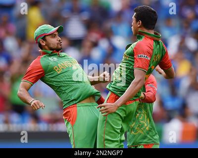 Bangladesh's Mashrafe Mortaza (R) celebrates taking the wicket of India's  Robin Uthappa with his team mates Mohammad Ashraful (L) and Saqibul Hasan  (C) during their World Cup cricket match in Port of