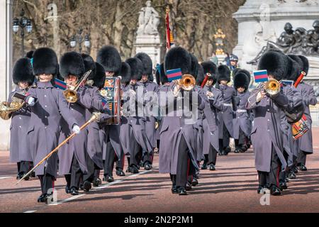 London, Buckingham Palace, Changing of the Guard. Irish Guards -Household Division footguards. Royal Guards marching. Winter uniform. Guard Change Stock Photo