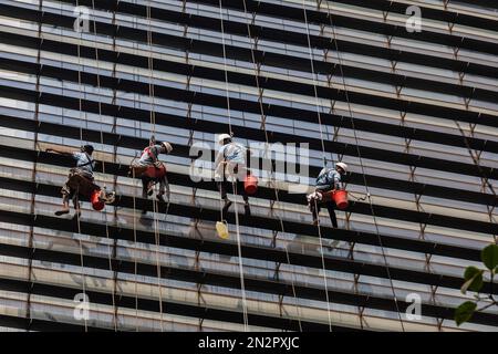 Dhaka, Bangladesh. 07th Feb, 2023. Workers clean a wall of a high-rise building on Gulshan 2 in Dhaka without taking any safety measure. Credit: SOPA Images Limited/Alamy Live News Stock Photo