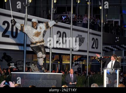 Luc Robitaille honored by Los Angeles Kings with Staples Center statue -  ESPN