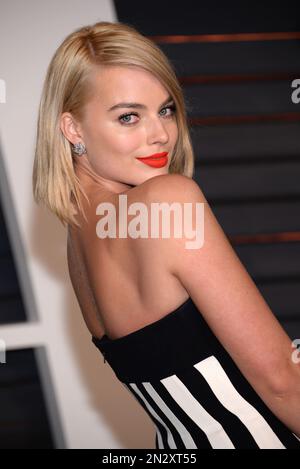 Margot Robbie attends the photocall for 'Barbie' at Four Seasons Hotel in  Beverly Hills, California-250623_15