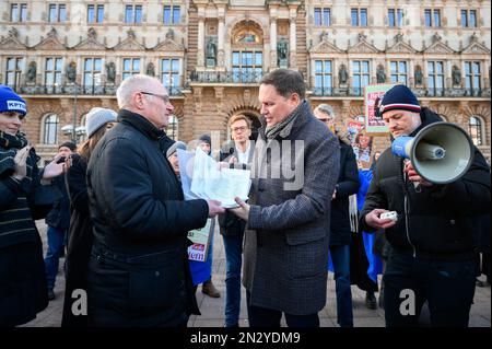 Hamburg, Germany. 07th Feb, 2023. Protesters hand over the collected signatures to Carsten Brosda (M, SPD), Senator for Culture and Media in Hamburg, at the Rathausmarkt. RTL Deutschland is planning to cut around 700 of the 1,900 jobs in its magazine segment around the former publishing house Gruner   Jahr. Credit: Jonas Walzberg/dpa/Alamy Live News Stock Photo