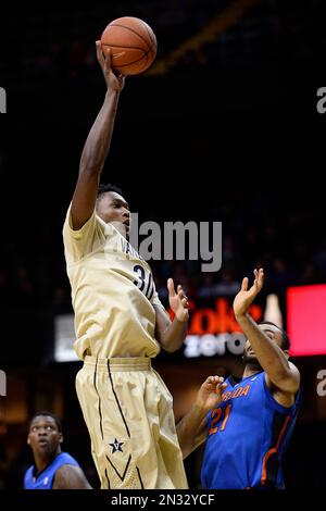 Vanderbilt center Damian Jones (30) loses the ball as Tennessee guard  Robert Hubbs III (3) looks o during the first half of an NCAA college  basketball game in the second round of