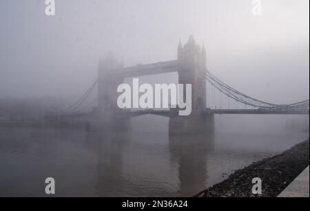 London, UK. 7th February 2023. Thick fog covers Tower Bridge. Stock Photo