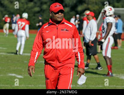 Chicago Bears linebacker Mike Singletary (50) is congratulated by