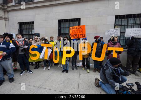 NEW YORK, NEW YORK USA - FEBRUARY 24: People chant and hold up signs that read “Stop Putin” as Ukrainians protest against Russian invasion from across Stock Photo