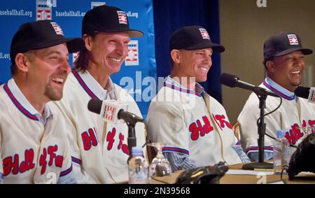 John Smoltz had to stand on a chair to help Randy Johnson put on his hat