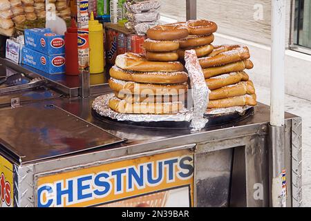 Food Vendor on Fifth Avenue, Manhattan, New York City, New York, USA Stock Photo