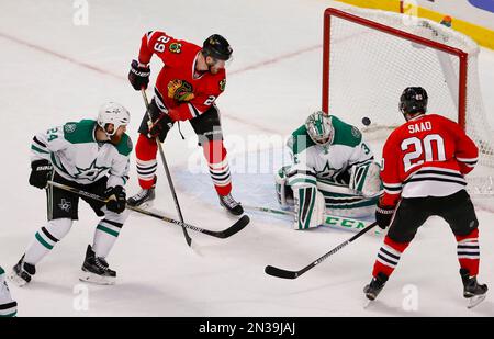 https://l450v.alamy.com/450v/2n39jaj/chicago-blackhawks-left-wing-bryan-bickell-29-scores-against-dallas-stars-goalie-kari-lehtonen-32-during-the-second-period-of-an-nhl-hockey-game-in-chicago-sunday-jan-4-2015-ap-photokamil-krzaczynski-2n39jaj.jpg